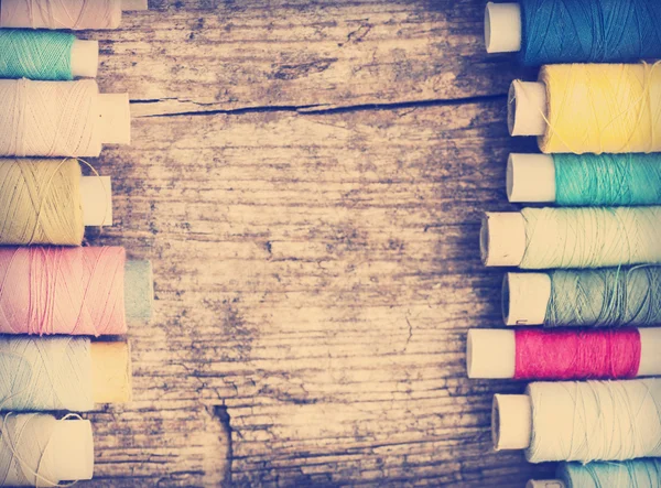 Bobinas con hilos de colores — Foto de Stock