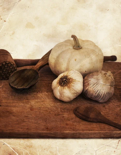 Garlic and wooden spoons — Stock Photo, Image