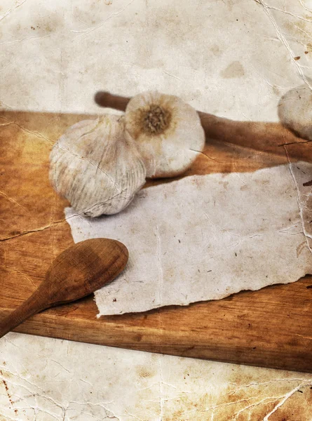 Garlic and wooden spoons — Stock Photo, Image