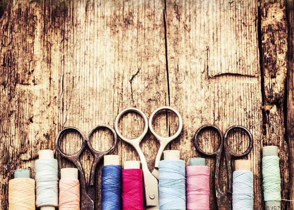 Scissors and bobbins with threads — Stock Photo, Image