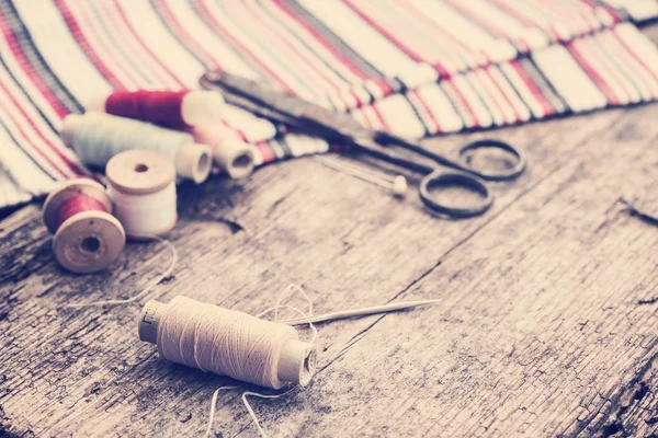 剪刀和纱的线程 — 图库照片