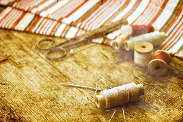 Scissors and bobbins with threads — Stock Photo, Image