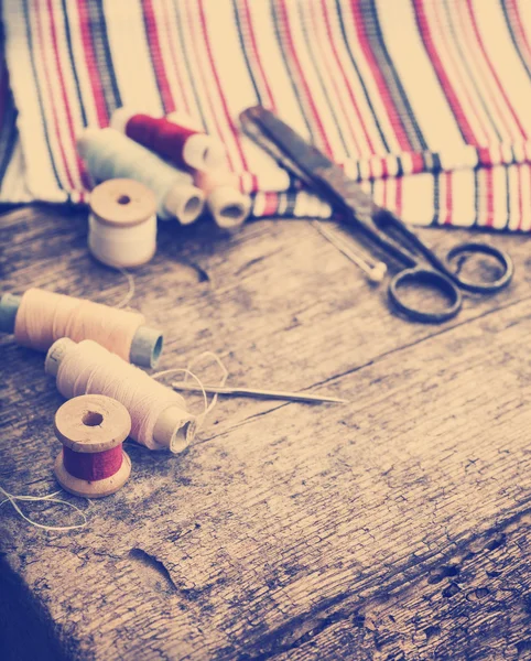 Scissors and bobbins with threads — Stock Photo, Image