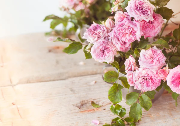 Rosa rosor på träbord — Stockfoto