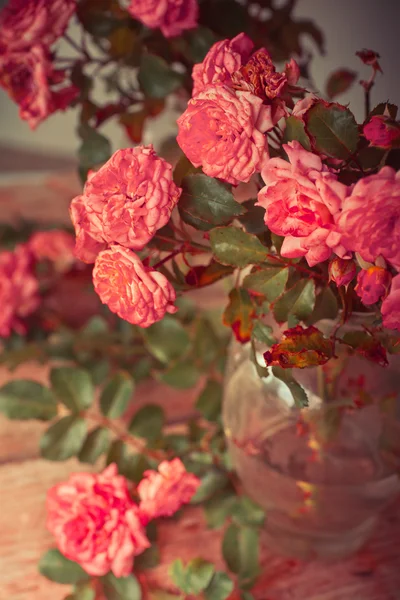 Roze rozen op houten tafel — Stockfoto