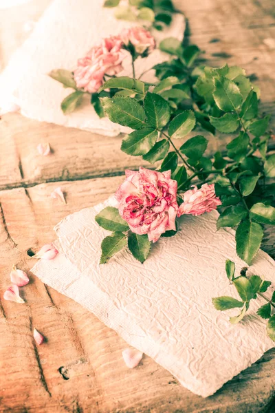 Roses roses sur table en bois — Photo