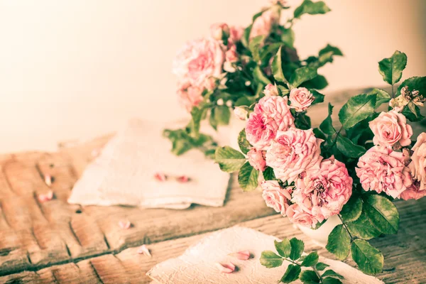 Rose rosa su tavolo di legno — Foto Stock