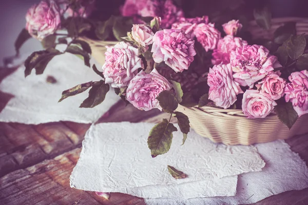 Rózsaszín rózsák kosárban — Stock Fotó