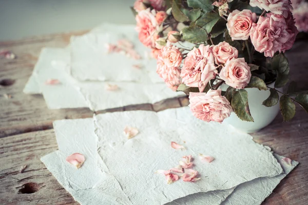 Rosarote Rosen auf Holztisch — Stockfoto