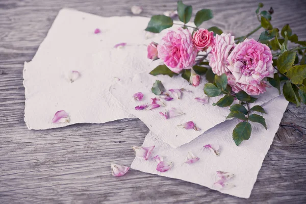 Rosas cor-de-rosa na mesa de madeira — Fotografia de Stock