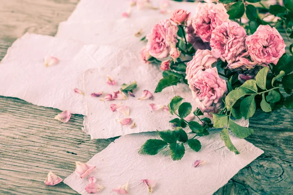 Rosas cor-de-rosa na mesa de madeira — Fotografia de Stock