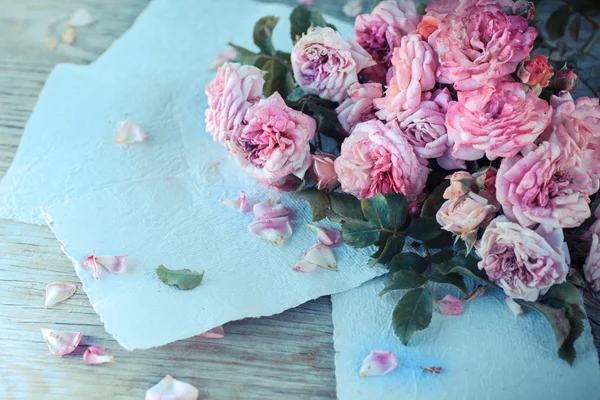 Rosas rosadas sobre mesa de madera — Foto de Stock
