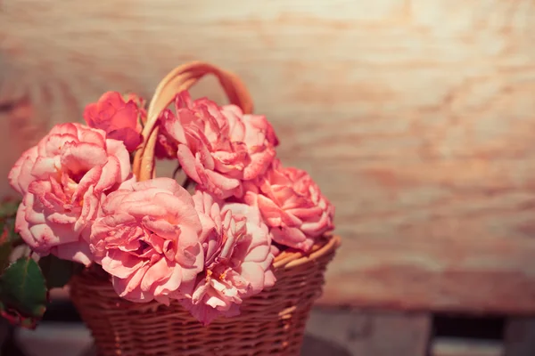 Розовые розы в корзине — стоковое фото