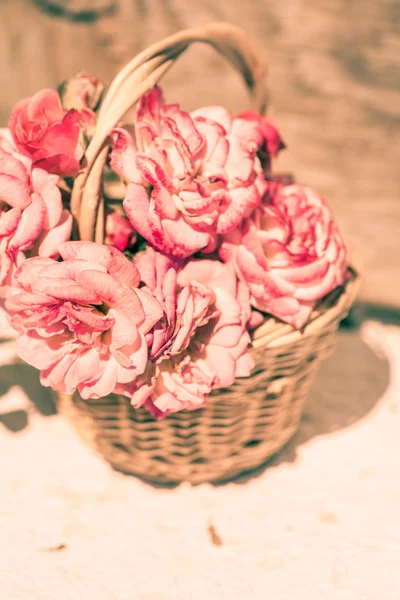 Rosas cor de rosa na cesta — Fotografia de Stock