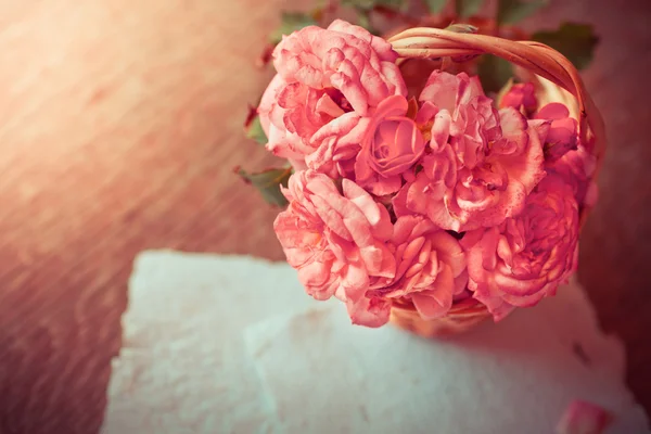 Rosa rosor i korg — Stockfoto