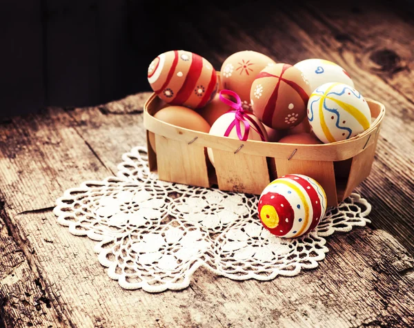 Des cailles et des œufs chiken sur la table en bois — Photo