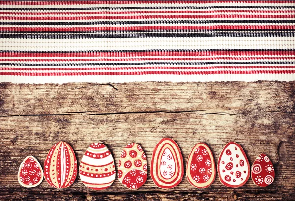 Цветные пасхальные яйца из картона — стоковое фото