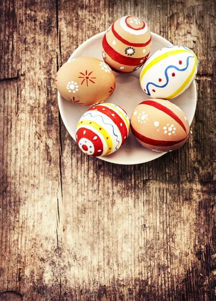 흰색 접시에 다채로운 부활절 달걀 — 스톡 사진