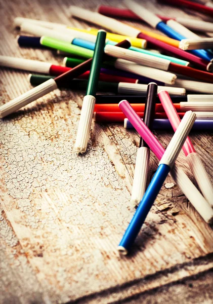 Uma pilha de marcadores coloridos — Fotografia de Stock