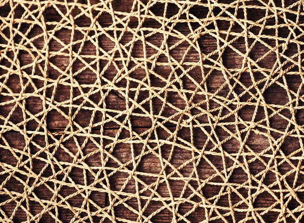 Текстурированная льняная салфетка на деревянном столе — стоковое фото