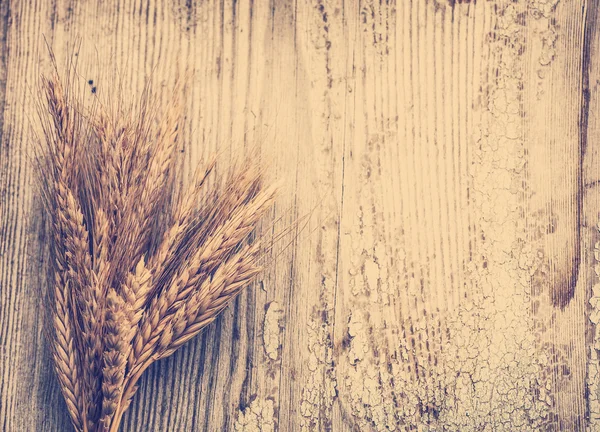 Épillets de blé sur une vieille table en bois — Photo