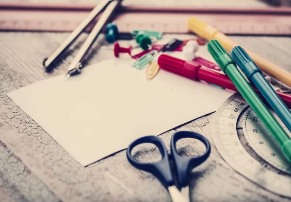 Marker, Trennstege, Schere, Lineal, weißes Papier und Clips — Stockfoto