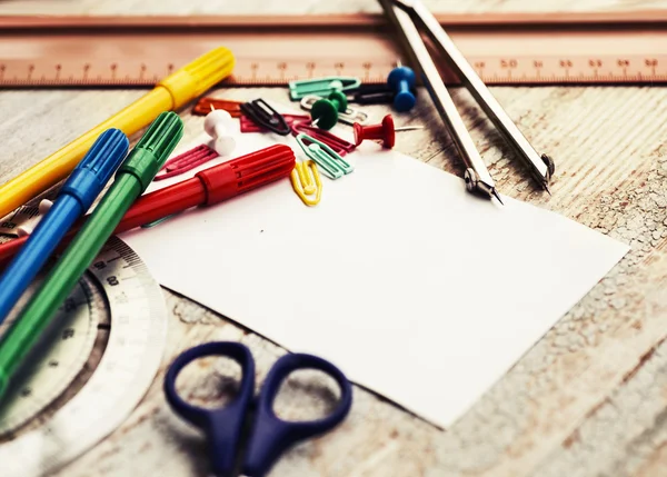 Marker, Trennstege, Schere, Lineal, weißes Papier und Clips — Stockfoto