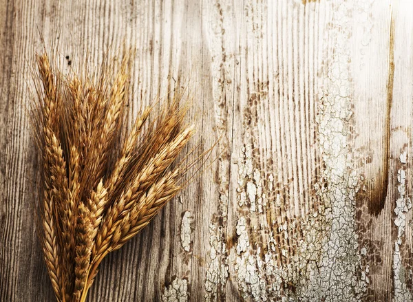 Колоски пшениці на старому дерев'яному столі — стокове фото