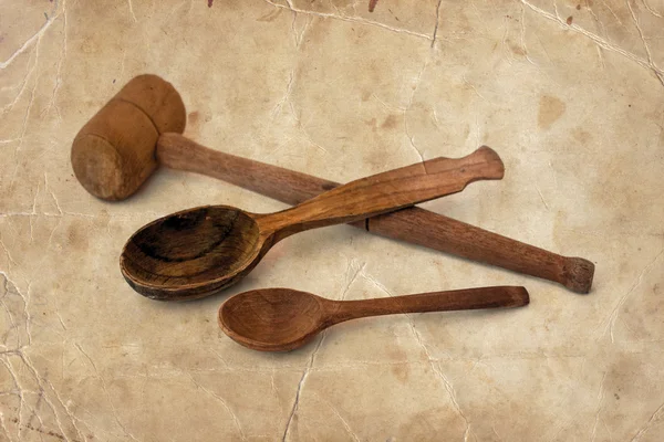 Деревянные ложки и кухонный молоток — стоковое фото