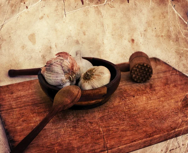 Garlic and spoon with kitchen hammer — Stock Photo, Image