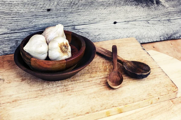 Garlic and wooden spoons — Stock Photo, Image