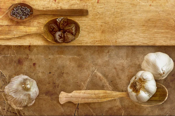Garlic and wooden spoons — Stock Photo, Image