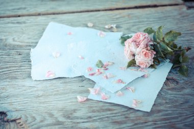 Ahşap masa raporları ile pembe güller