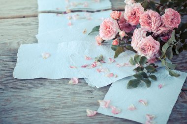 Ahşap masa raporları ile pembe güller