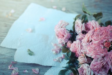 Ahşap masa raporları ile pembe güller