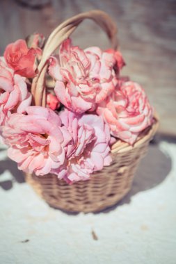 ahşap masa üstünde pembe güller