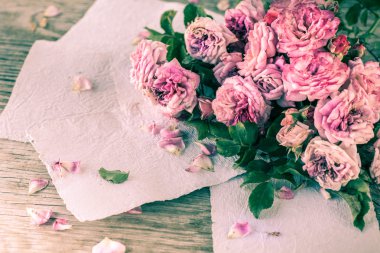 ahşap masa üstünde pembe güller