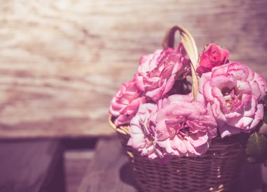 ahşap masa üstünde pembe güller