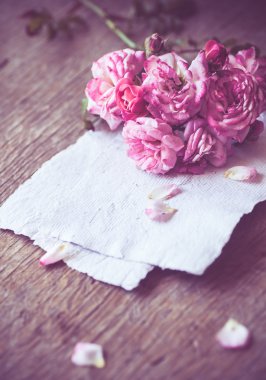 Ahşap masa raporları ile pembe güller