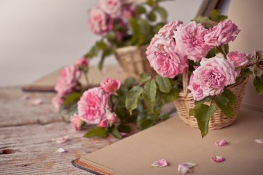 ahşap masa üstünde pembe güller