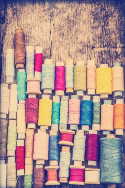 Bobin ile ahşap masa üzerinde renkli iplik