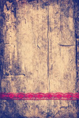 ahşap arka plan üzerinde kırmızı kurdele.