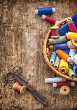 bobin, iğneler, ahşap masa için makaslar