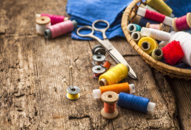 bobin, iğneler, makas ve kumaş