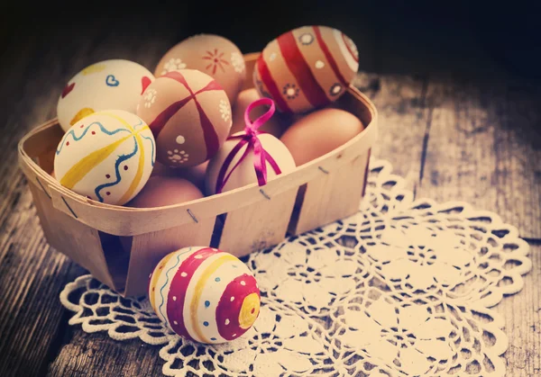 Küçük bir sepet içinde renkli Paskalya yumurtaları. — Stok fotoğraf