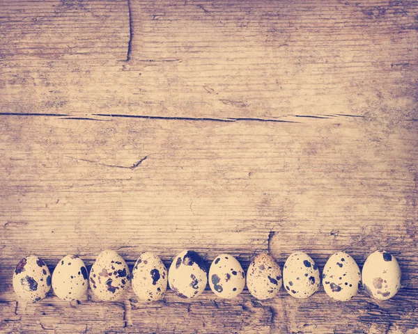 Œufs de caille sur la table en bois — Photo