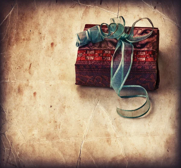 Подарочная коробка с лентами — стоковое фото