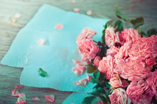 Rosas cor-de-rosa na mesa de madeira — Fotografia de Stock