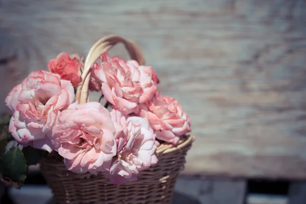 Rosas cor-de-rosa na mesa de madeira — Fotografia de Stock