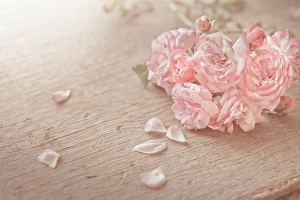 Pink roses on wooden table — Stock Photo, Image